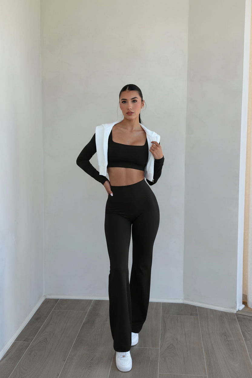 Modelo con wide legging negro y top escote cuadrado